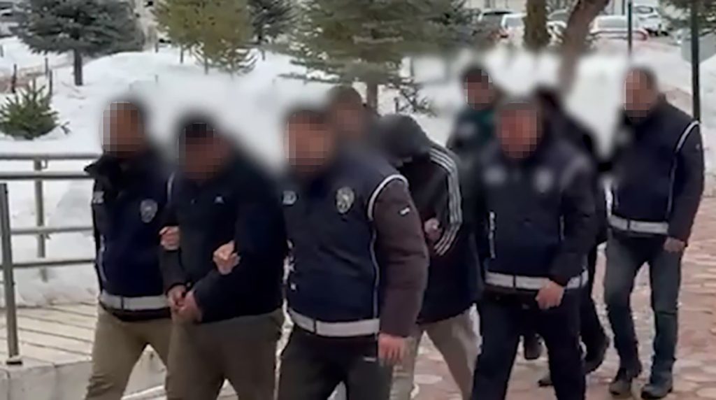 Sivas’ta Düzensiz Göç Operasyonları: 2 Ayda 111 Göçmen Yakalandı, 19 Kaçakçı Tutuklandı Sivas’ta Düzensiz Göç Operasyonları: 2 Ayda 111 Göçmen Yakalandı, 19 Kaçakçı Tutuklandı