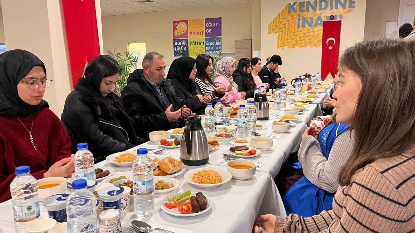 Sivas’ta Duygulandıran İftar: KYK’lı Öğrenciler ve Şehit Aileleri Aynı Sofrada Buluştu