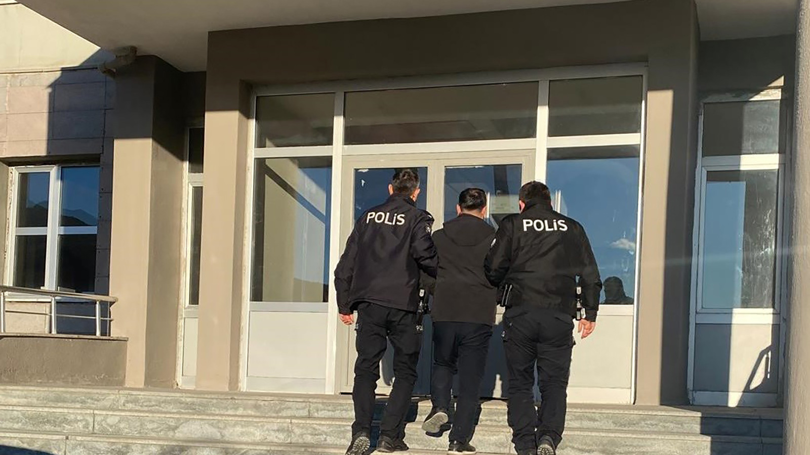 Sivas’ta Göçmen Kaçakçılığı Operasyonu: Polis Uygulamasında Yakalandılar, 1 Kişi Tutuklandı