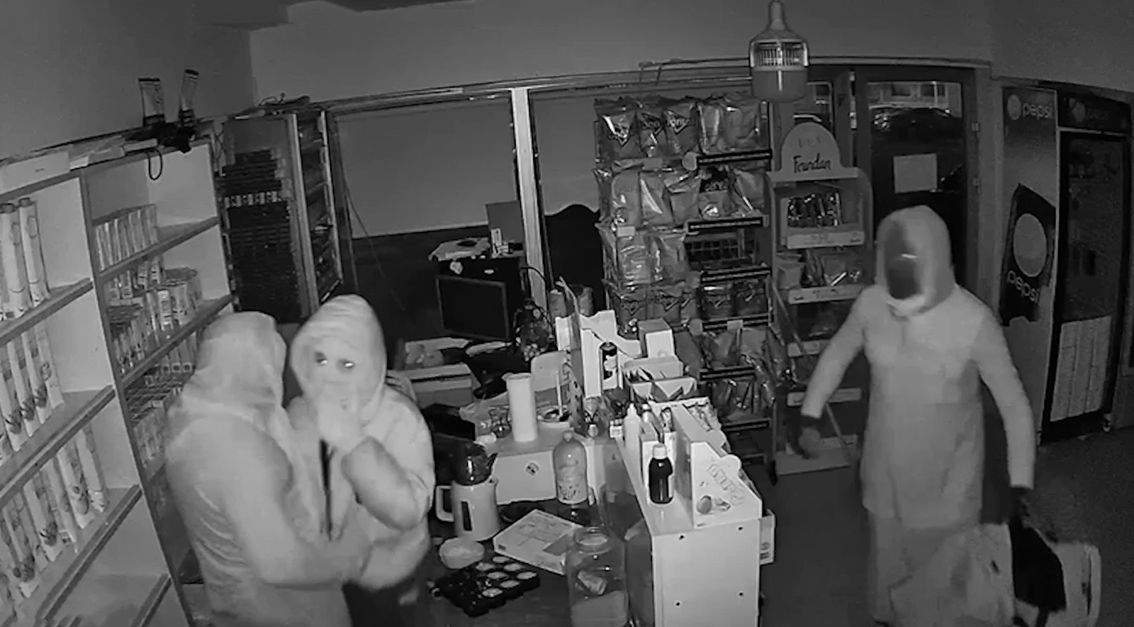 Sivas’ta Kadın Kılığına Giren Hırsızlar Yakalandı: 110 Bin TL’lik Sigara Hırsızlığında 600 Saatlik Kamera İncelemesi