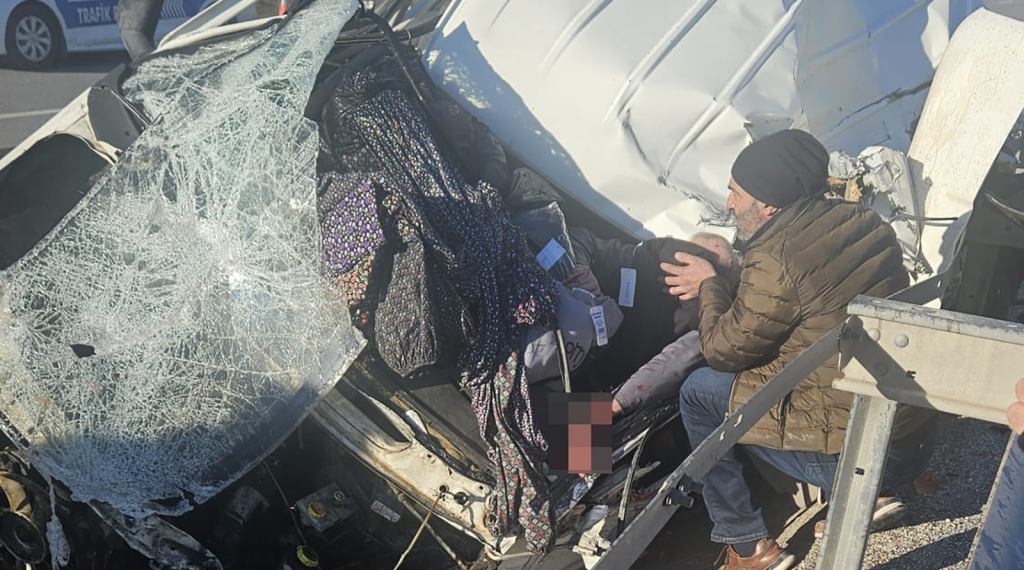 Sivas-Erzincan Yolunda Korkutan Kaza: Seyfebeli Geçidi’nde Bariyere Çarpan Ticari Araçta Sürücü Araçta Sıkıştı Sivas-Erzincan Yolunda Korkutan Kaza: Seyfebeli Geçidi’nde Bariyere Çarpan Ticari Araçta Sürücü Araçta Sıkıştı