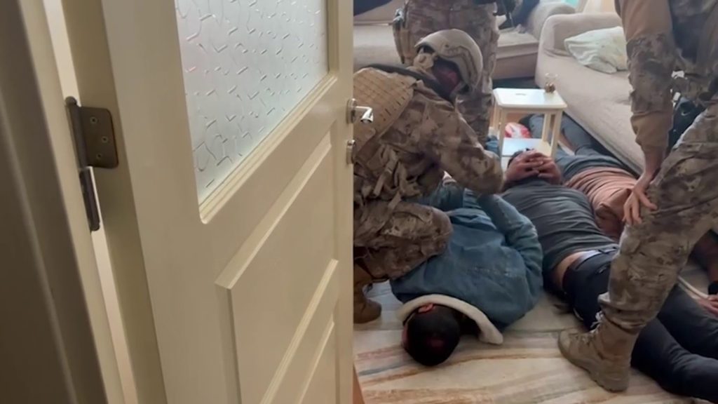 Sivas’ta 20 Yıl ve 9 Yıl 8 Ay Hapis Cezalı 2 Firari Yakalandı: Polis Operasyonuyla Cezaevine Gönderildiler Sivas’ta 20 Yıl ve 9 Yıl 8 Ay Hapis Cezalı 2 Firari Yakalandı: Polis Operasyonuyla Cezaevine Gönderildiler