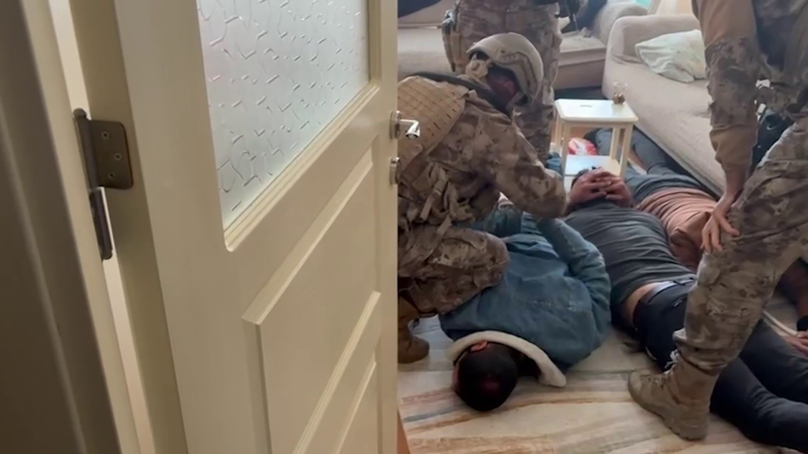 Sivas’ta 20 Yıl ve 9 Yıl 8 Ay Hapis Cezalı 2 Firari Yakalandı: Polis Operasyonuyla Cezaevine Gönderildiler