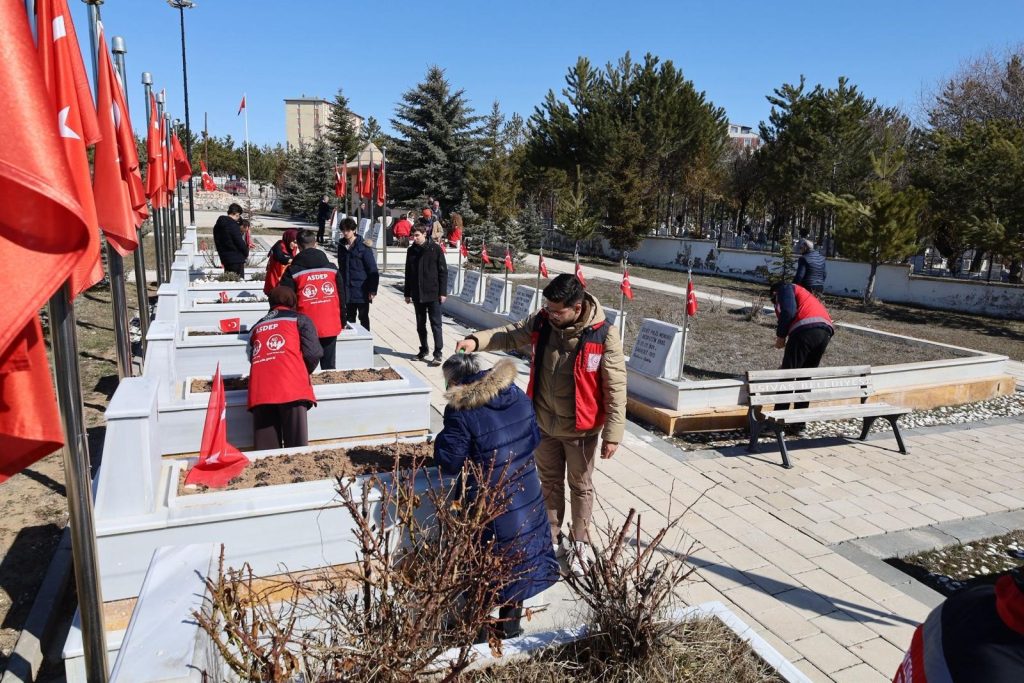 Sivas’ta 18 Mart Öncesi Anlamlı Vefa: Şehitliklerde Bakım Seferberliği Başlatıldı Sivas’ta 18 Mart Öncesi Anlamlı Vefa: Şehitliklerde Bakım Seferberliği Başlatıldı