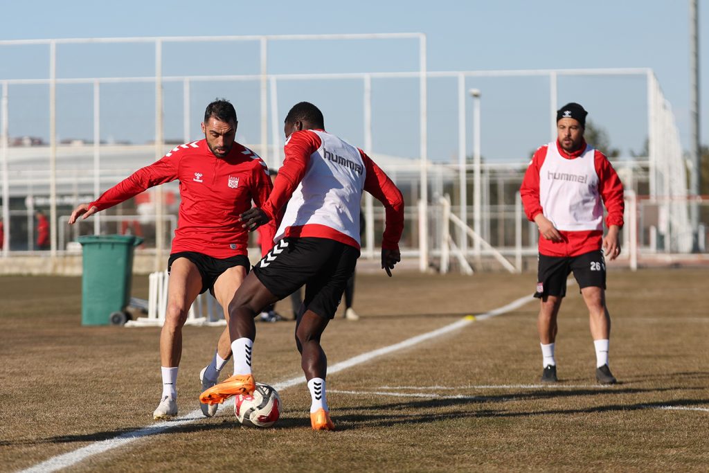 Sivasspor’da Ümraniyespor Mesaisi Başladı! Yiğidolar Kritik Maç Öncesi Sahaya İndi Sivasspor’da Ümraniyespor Mesaisi Başladı! Yiğidolar Kritik Maç Öncesi Sahaya İndi