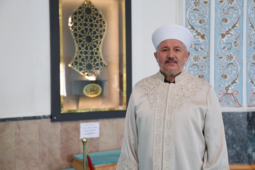 Sivas Paşa Camii’nde Sakal-ı Şerif Yılın Her Günü Ziyarete Açık: Türkiye’de Nadir Uygulama Sivas Paşa Camii’nde Sakal-ı Şerif Yılın Her Günü Ziyarete Açık: Türkiye’de Nadir Uygulama