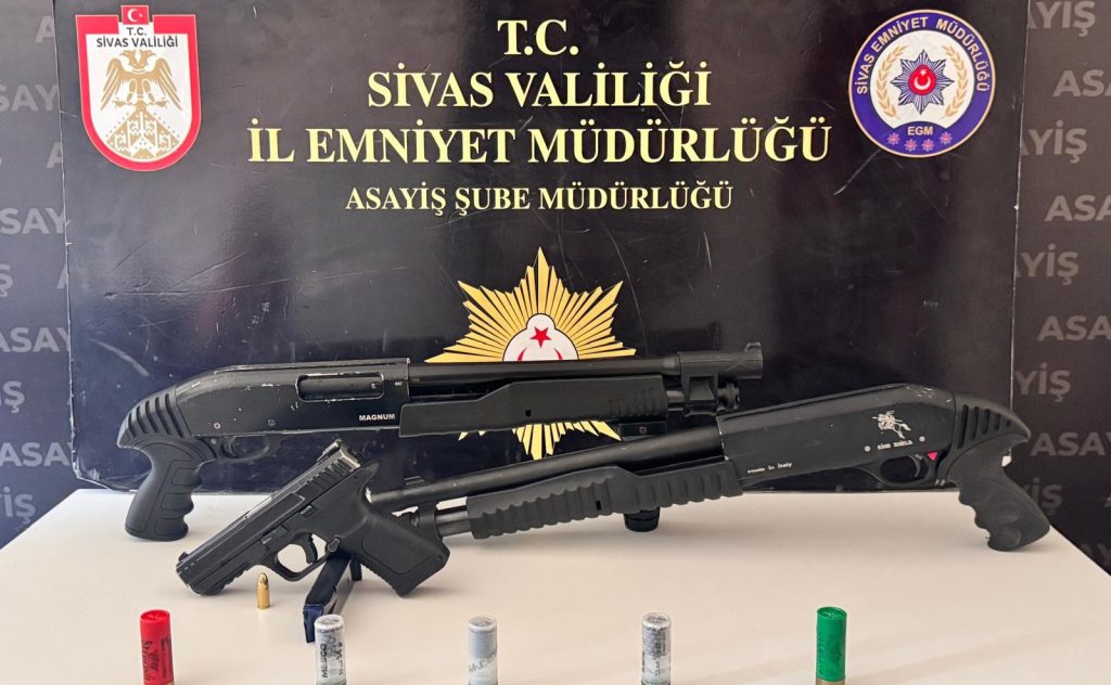 Sivas’ta Pompalı Tüfekli Saldırı: Hastane Önünde Araçlara Ateş Açan 7 Şüpheliden 6’sı Tutuklandı Sivas’ta Pompalı Tüfekli Saldırı: Hastane Önünde Araçlara Ateş Açan 7 Şüpheliden 6’sı Tutuklandı
