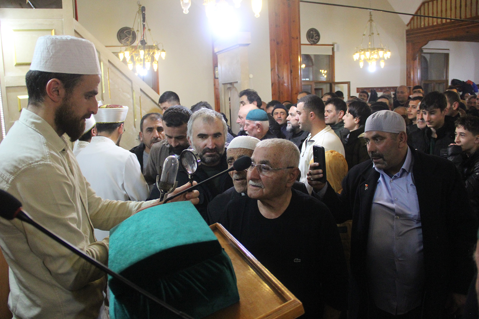 Sivas’ta Kadir Gecesi Manevi Coşkusu: Sakal-ı Şerif Ziyareti Yoğun İlgi Gördü