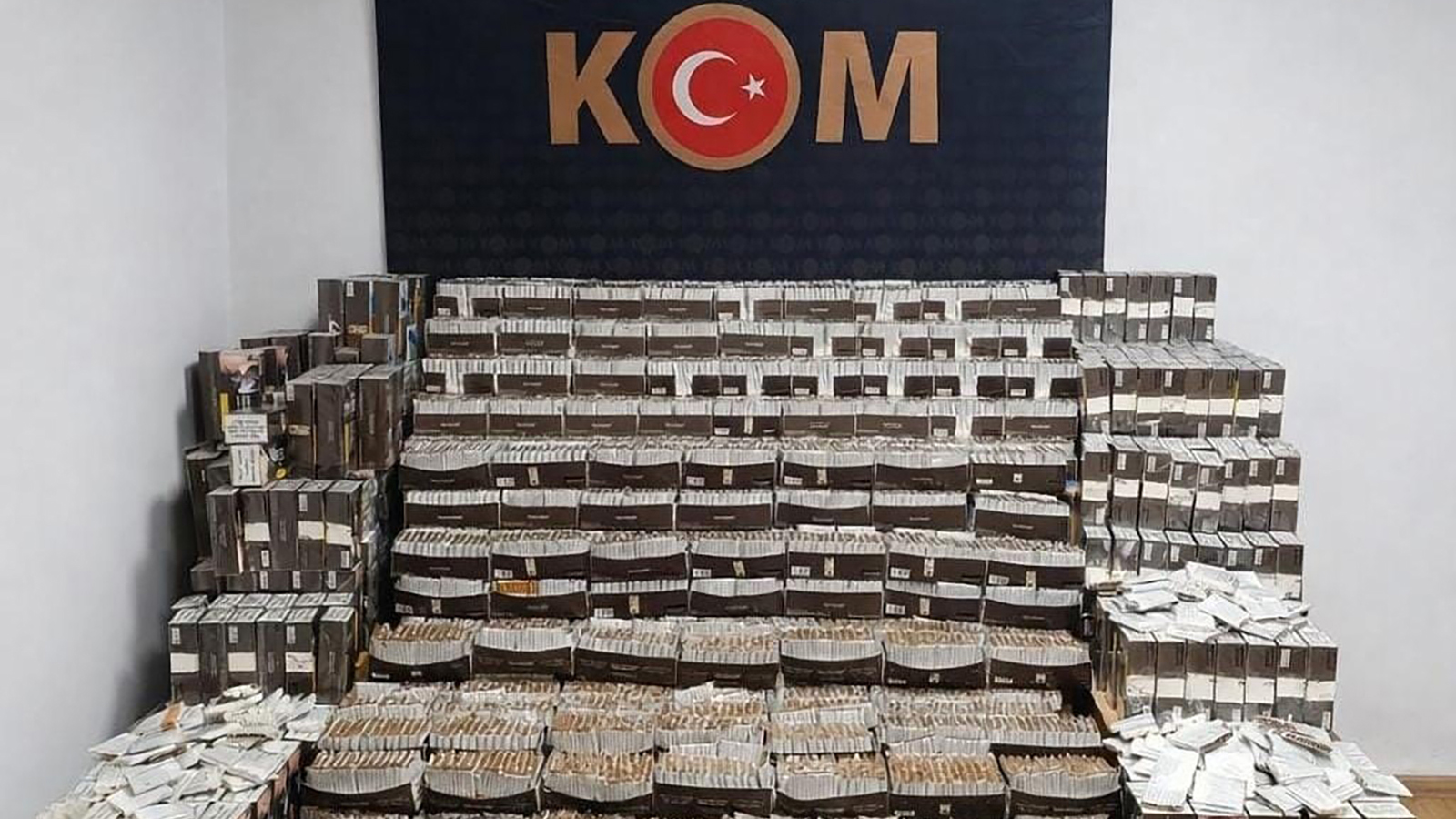 Sivas’ta Kaçak Tütün Operasyonu: 293 Bin Makaron ve 25 Kilo Tütün Ele Geçirildi